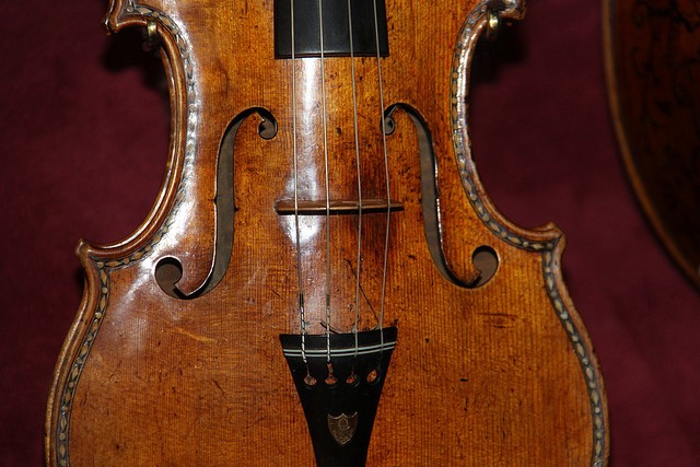 Şekil 1. 1687 yarihli Antonio Stradivari’nin ürünü olan bu keman, Washington’daki Smithsonian Müzesi’nde sergileniyor.