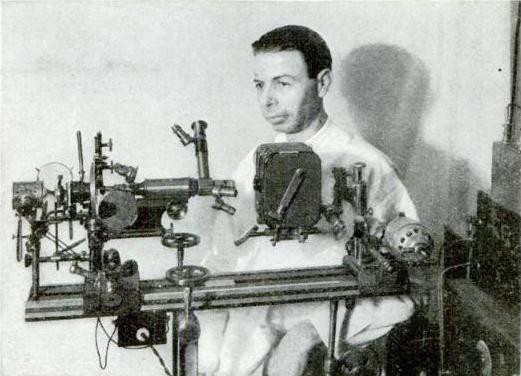 Royal Raymond Rife, kanseri tedavi ettiğini iddia ettiği makinesiyle