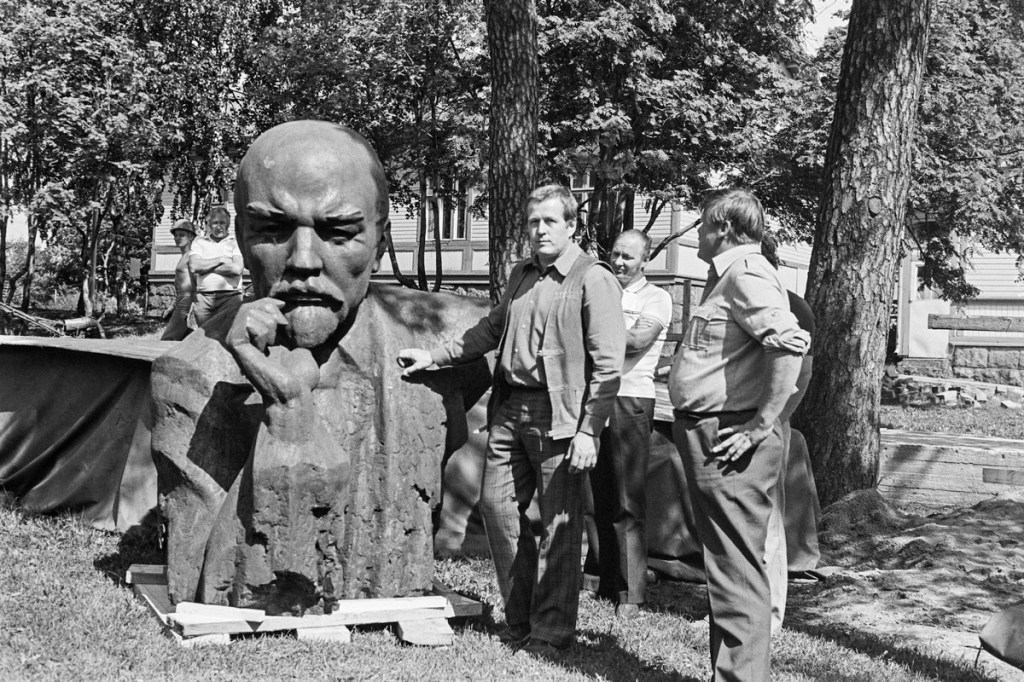 Heykeltraş M. Varik, 1979’da Kotka’ya dikildiği gün eserinin başında. Fotoğraf: Finna.